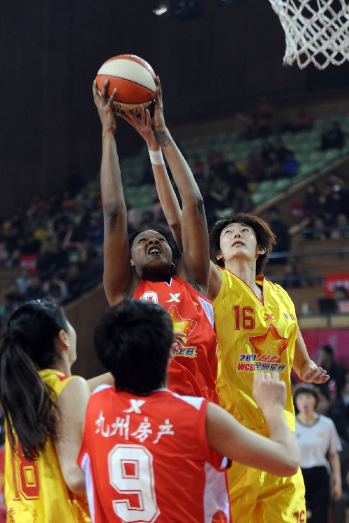 爱游戏网页版 -上海久事训练开放日，赛前篮板制胜引欢呼，全明星赛在即，纪律约束更严格 